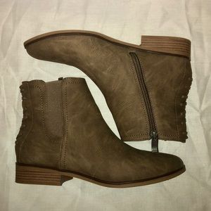 NWOB LIMELIGHT WOMENS DYLAN - TAUPE SIZE 7.5